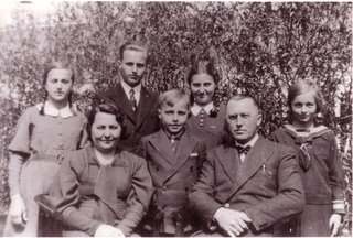 Josef Prieler (2nd from right) surrounded by his family (Otto Prieler, private)