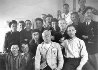 Politische Häftlinge des KZ Buchenwald nach der Befreiung 1945. Aufrecht stehend, dritter von links: Erich Fein