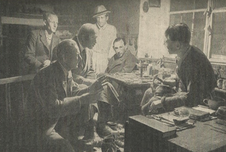 Фото Антона Вальдера (2-й справа, сидит) в сапожной мастерской Антона Халлера в Холле