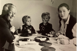 Photo of Fritz Lehmann with his children and Cordelia Lehmann-Reinthaller