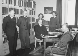 Wilhelm Koppers (sitzend) am Institut für Völkerkunde in der Neuen Hofburg 1953