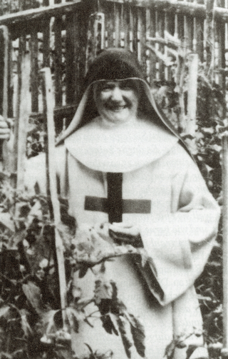 Schwester Angela Maria im Klostergarten in Mötz