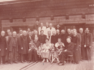 Посещение большой группой священников концлагеря дома Эдуарда Песендорфера в Траункихене